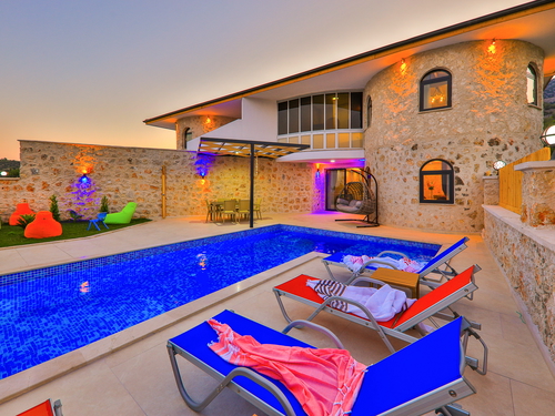  gece  -  Kasım
  | Seydikemer Karadere’de Hamamlı ve Isıtmalı Havuzlu Lüks Villa